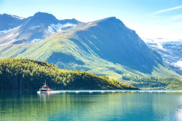 Ferry to Svartisen glacier seen from route Fv17, Norway — Stock Photo, Image