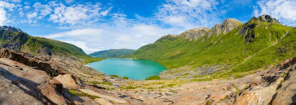 Panorama jezera Svartisvatnet v Helgeland v Norsku, od ledovec Svartisen — Stock fotografie