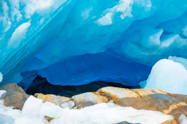 Το Blue ice σπήλαιο της Νορβηγίας παγετώνα, Νορβηγία — Φωτογραφία Αρχείου