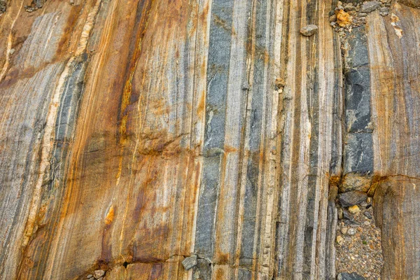 Скельні утворення поруч з Свартісен льодовика, барвисті природні тло, Норвегія — стокове фото