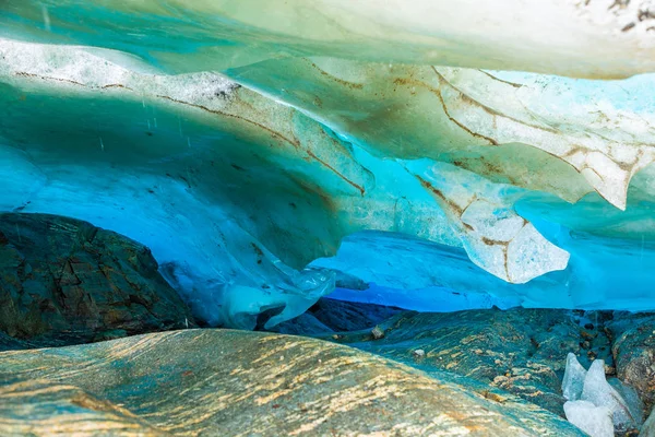 Caverna de gelo azul de Svartisen Glacier, Noruega — Fotografia de Stock