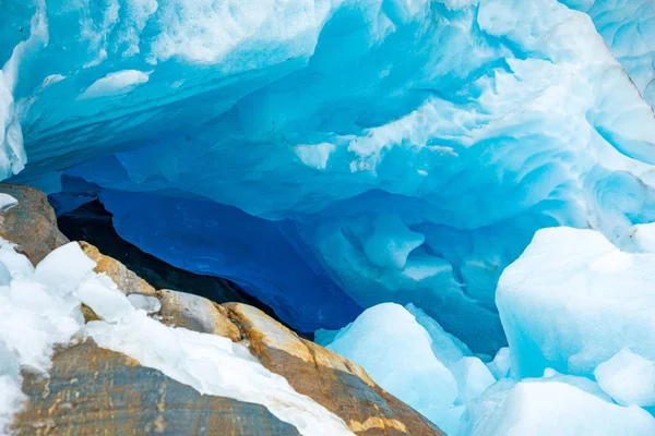 Το Blue ice σπήλαιο της Νορβηγίας παγετώνα, Νορβηγία — Φωτογραφία Αρχείου