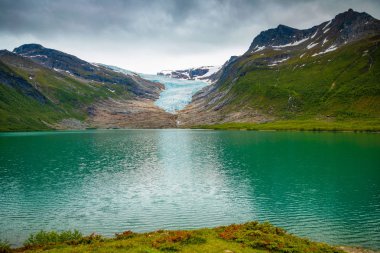 Svartesien buzul içinde belgili tanımlık geçmiş ile Norveç ' in Helgeland göl Svartisvatnet