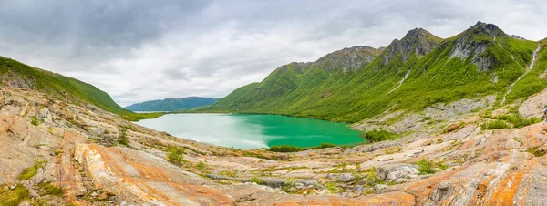 Panorama jezera Svartisvatnet v Helgeland v Norsku, od ledovec Svartisen — Stock fotografie