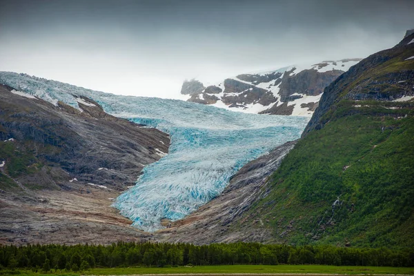 Lago Svartisvatnet em Helgeland, na Noruega, com geleira Svartisen em segundo plano — Fotografia de Stock