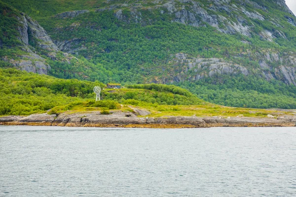 Monument at the Arctic Circle next to Melfjord near Jektvik, in front of a steep cliff, Norway — Stock Photo, Image
