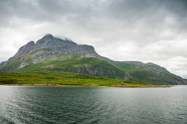 Yaz bulutlu hava Fiyort ve Lofoten adalarında, Norveç — Stok fotoğraf