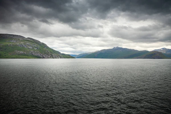 Zatažené obloze letní v fjord a Lofoten ostrovy, Norsko — Stock fotografie