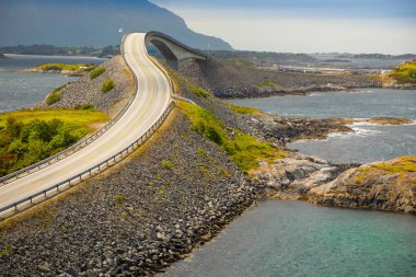 Köprü Atlanterhavsvegen Norveç dağlar, Atlantik road, Norveç üzerinde inanılmaz bir manzaralı