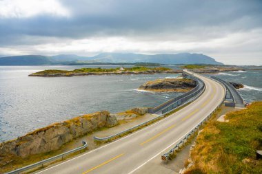 Köprü Atlanterhavsvegen Norveç dağlar, Atlantik road, Norveç üzerinde inanılmaz bir manzaralı