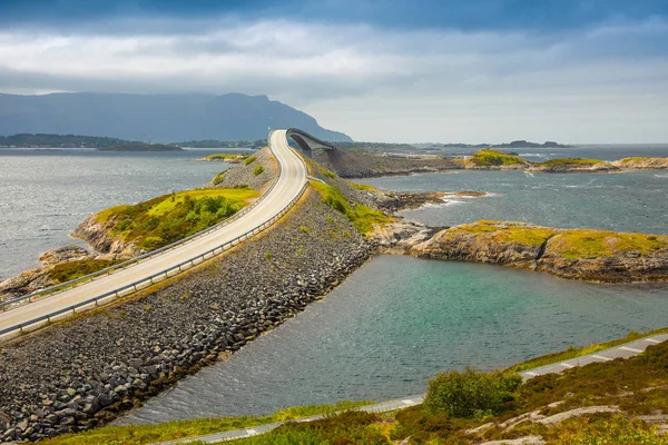 Мост с удивительным видом на северные горы, Атлантическая дорога, Норвегия — стоковое фото
