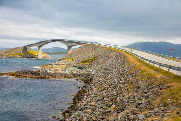 Most Atlanterhavsvegen s úžasným výhledem na norské hory, Atlantic road, Norsko — Stock fotografie