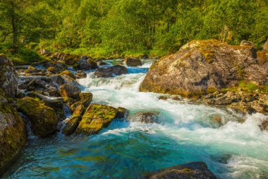 Güzel dağ nehir Trollstigen, Norveç