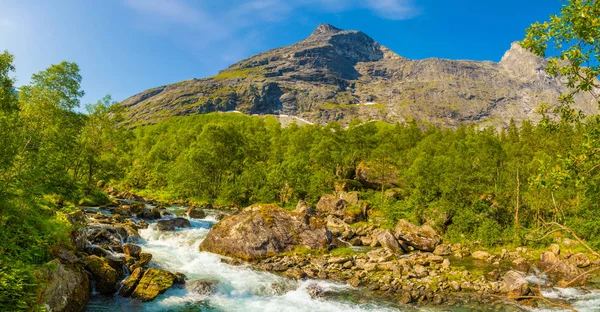 Norská krajina s horské řeky v blízkosti Trollstigen, Norsko — Stock fotografie