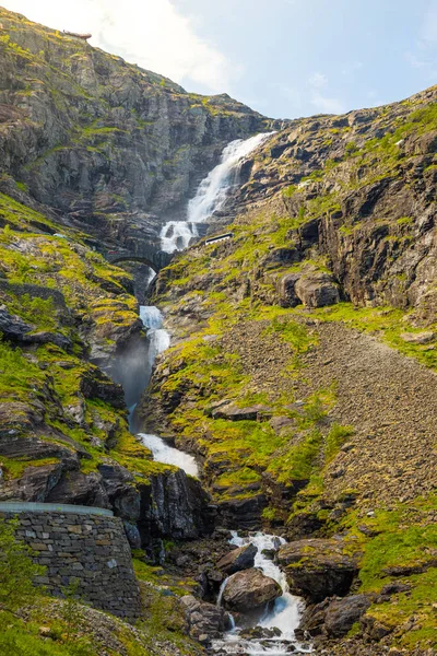 Stigfossen καταρράκτη στο δρόμο Trollstigen, Νορβηγία — Φωτογραφία Αρχείου