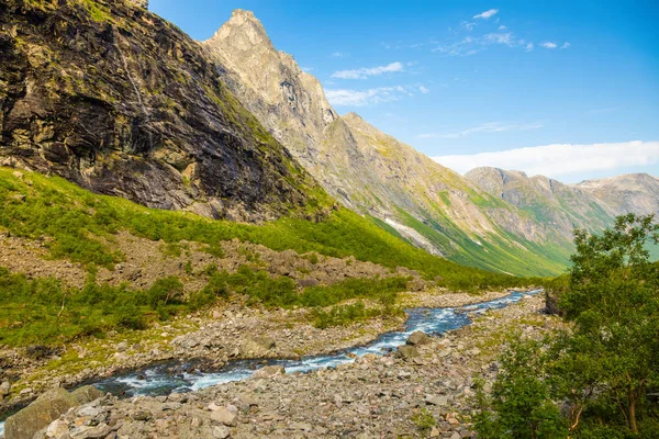 Krásná horská řeka v blízkosti Trollstigen, Norsko — Stock fotografie