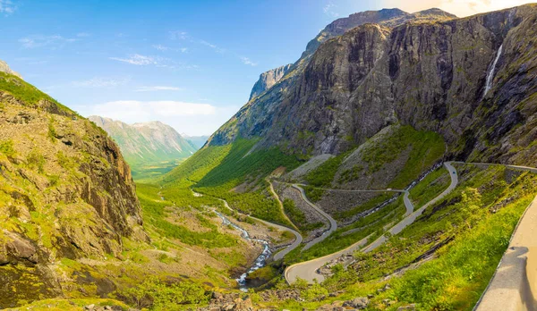 Panoramatický pohled, Trollstigen slavné silnice horská silnice v norských horách v Norsku — Stock fotografie