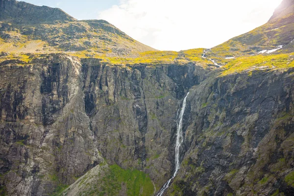 Cascada de montaña en la carretera Trollstigen, Noruega — Foto de Stock