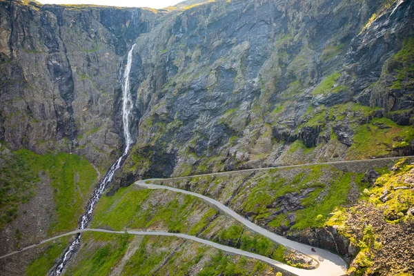 Trollstigen carretera serpentina famosa montaña en las montañas noruegas en Noruega —  Fotos de Stock