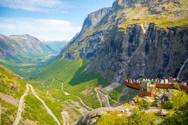 Trollstigen, Norveç - 25.06.2018: Trollstigen görüş veya bakış açısı platform. Trollstigen veya troller yolu olduğunu bir yılan gibi dağ yolu, Norveç