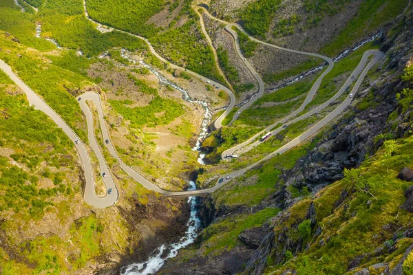 Trollstigen híres szerpentinút hegyi úton a norvég hegyek Norvégiában — Stock Fotó