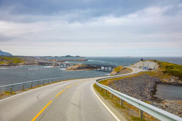 Most Atlanterhavsvegen s úžasným výhledem na norské hory, Atlantic road, Norsko — Stock fotografie