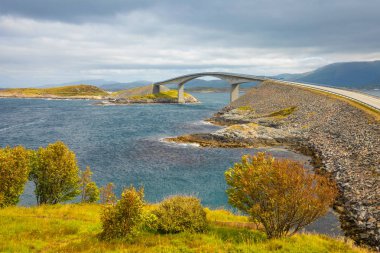 Köprü Atlanterhavsvegen Norveç dağlar, Atlantik road, Norveç üzerinde inanılmaz bir manzaralı