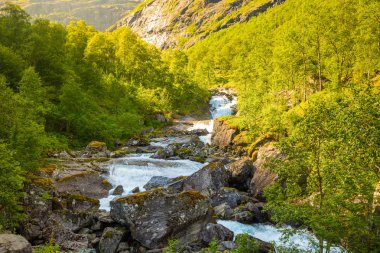 Güzel dağ nehir Trollstigen, Norveç