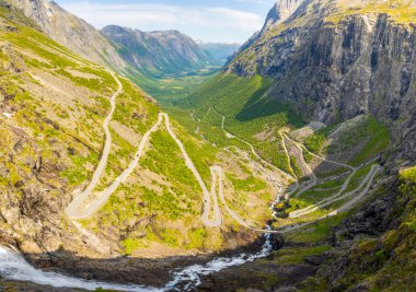 Panoramik Trollstigen ünlü serpantin yolu dağ yolu Norveç'te Norveç dağlarında