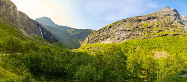 Norwegische Nationalreiseroute mit Berggipfeln am Horizont, Norwegen — Stockfoto