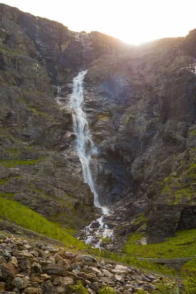 Cascada de montaña en la carretera Trollstigen, Noruega — Foto de Stock