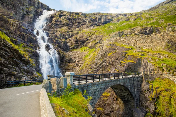 Chute d'eau Stigfossen et pont sur la route Trollstigen, Norvège — Photo