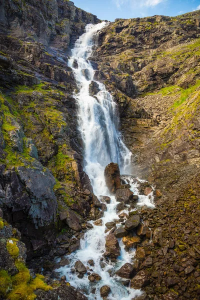 Cachoeira Stigfossen na estrada Trollstigen, Noruega — Fotografia de Stock