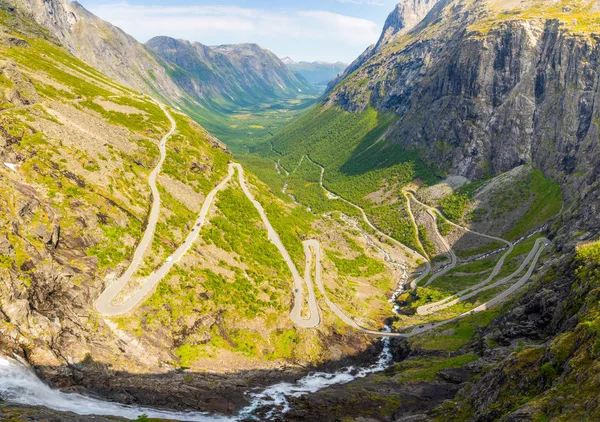 Panoramatický pohled z Trollstigen slavné silnice horská silnice v norských horách v Norsku — Stock fotografie
