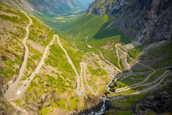 Trollstigen híres szerpentinút hegyi úton a norvég hegyek Norvégiában — Stock Fotó