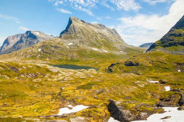 Paisaje del valle de la montaña junto a Trollstigen, Noruega — Foto de Stock