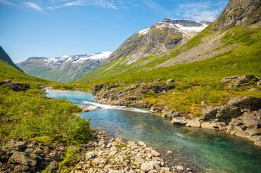 Güzel dağ nehir Trollstigen, Norveç