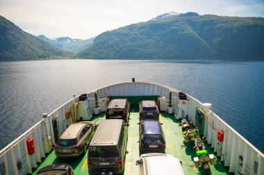 Dalsfjord, Norveç - 25.06.2018: Taşınan feribot araçlarda Dalsfjord, Norveç
