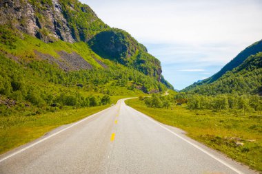 Yaz aylarında Norveç'te doğal dağ yolu