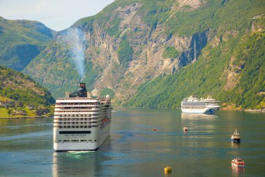 Geirangerfjord, Norveç - 26.06.2018: Cruise gemi üzerinde Geiranger fiyort yaz, Norveç