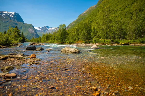 Hermoso río de montaña cerca de Trollstigen en Noruega — Foto de Stock