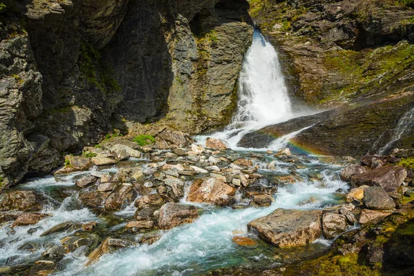 Cachoeira no vale de Geiranger perto da montanha Dalsnibba, Noruega — Fotografia de Stock