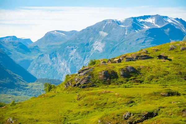 Eski evlerde ahşap dağlık bölge olduğunu dağ Dalsnibba, Norveç için yükselişte — Stok fotoğraf