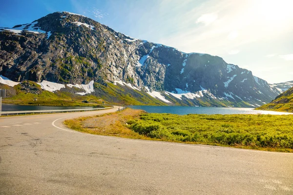 Estrada ao lado do lago Djupvatnet para montar Dalsnibba, Noruega — Fotografia de Stock