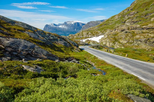 Widok na góry i droga na szczyt Dalsnibba, wiosnę krajobraz, Norwegia — Zdjęcie stockowe