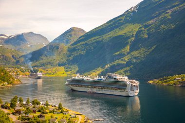 Geirangerfjord, Norveç - 26.06.2018: Cruise gemi üzerinde Geiranger fiyort yaz, Norveç