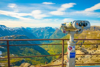 Dalsnibba, Norveç - 26.06.2018: Dürbün görünümü noktada Dalsnibba, görünümünü Gejranger fiyort, Norveç