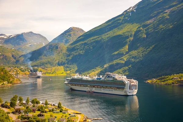 Geirangerfjord, Noruega - 26.06.2018: Crucero en el fiordo Geiranger en verano, Noruega — Foto de Stock