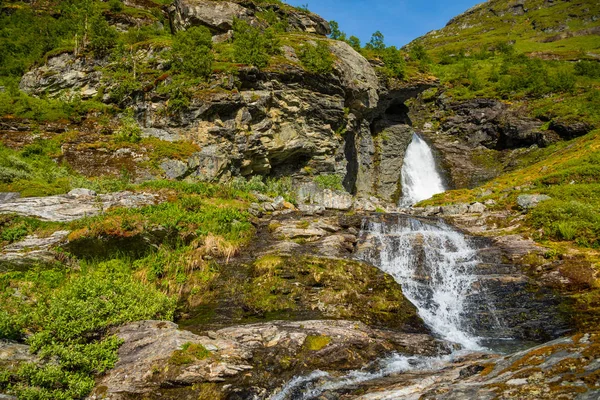Cascata nella valle di Geiranger vicino al monte Dalsnibba, Norvegia — Foto Stock