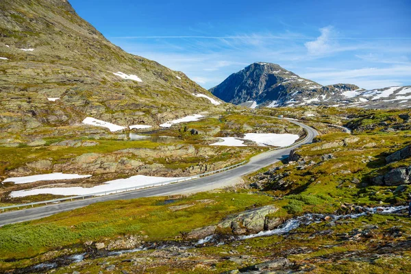 Letecký pohled na horu a cesta k Dalsnibba, Jarní krajina, Norsko — Stock fotografie